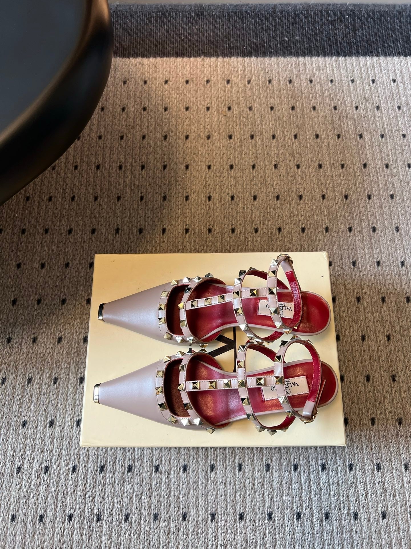 VALENTINO 26S ROCKSTUD HIGH HEELS 40 MM IN BEIGE CALFSKIN