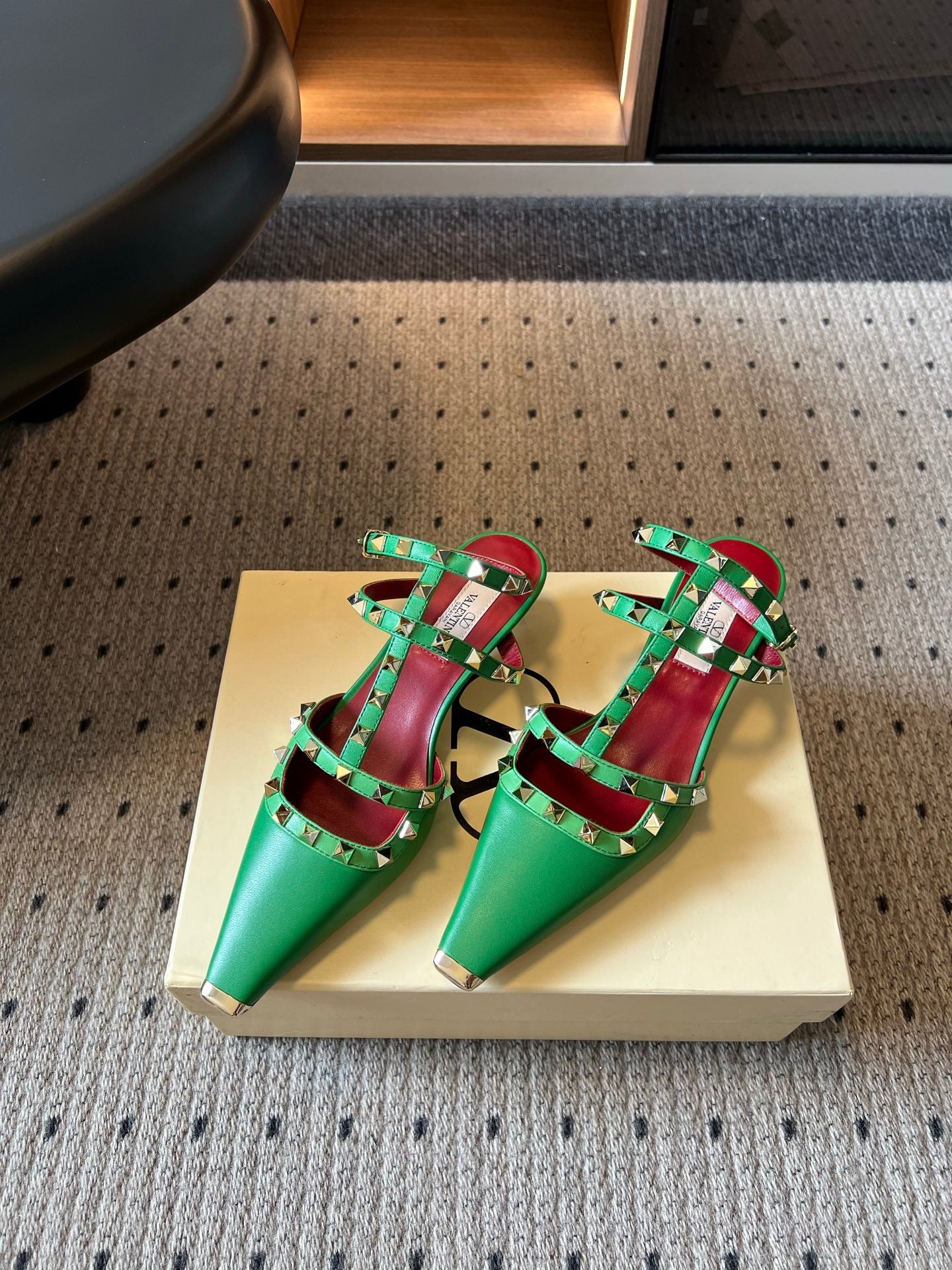 VALENTINO 26S ROCKSTUD HIGH HEELS 40 MM IN GREEN CALFSKIN