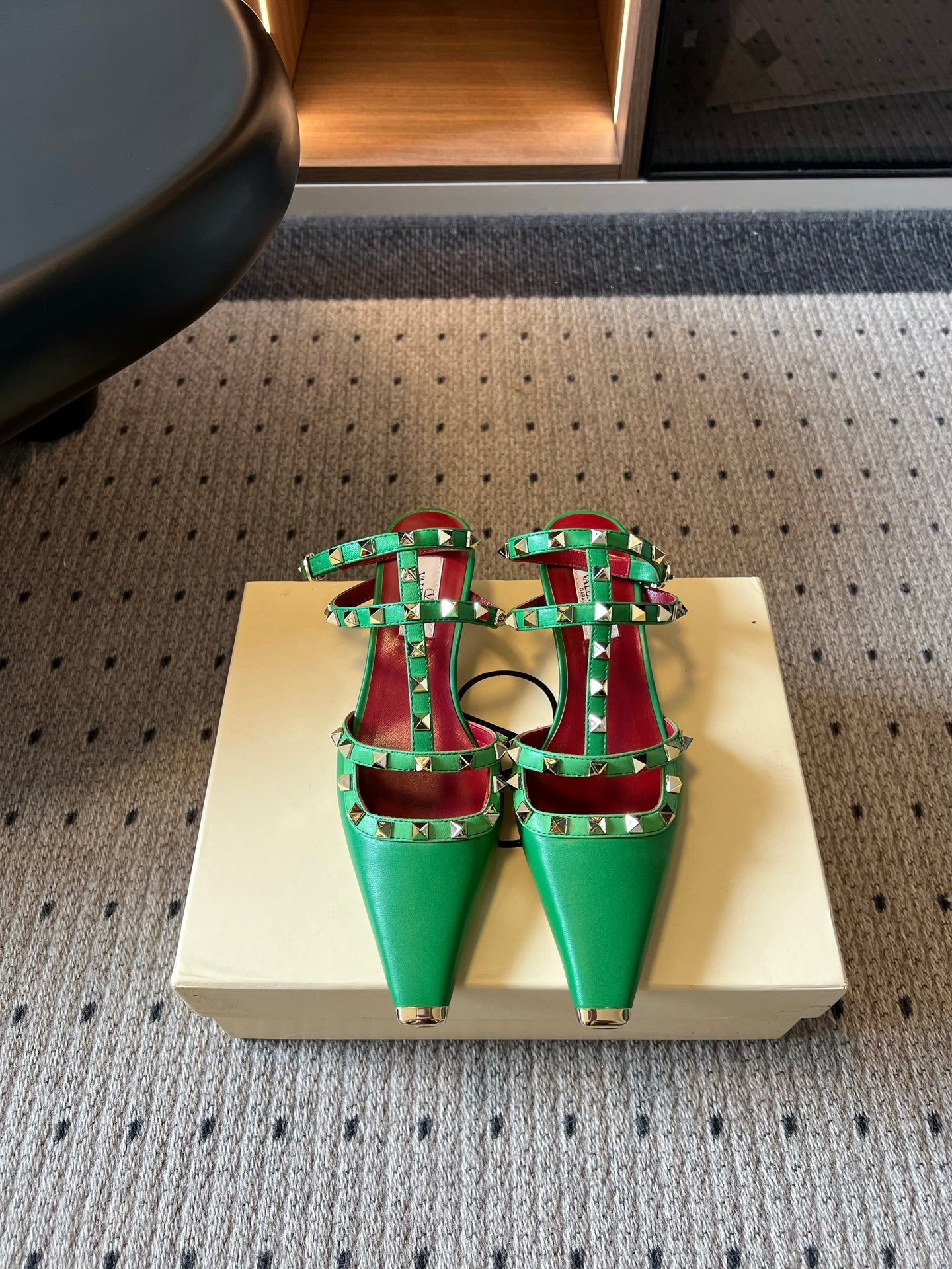 VALENTINO 26S ROCKSTUD HIGH HEELS 40 MM IN GREEN CALFSKIN