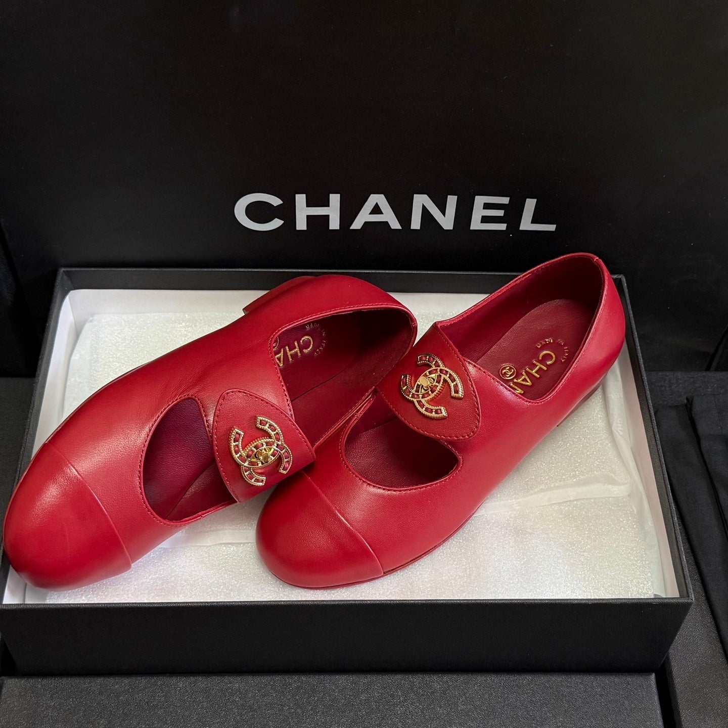 CHANEL 26S MARY JANE FLATS IN RED CALFSKIN WITH GOLD TONE CC LOGO