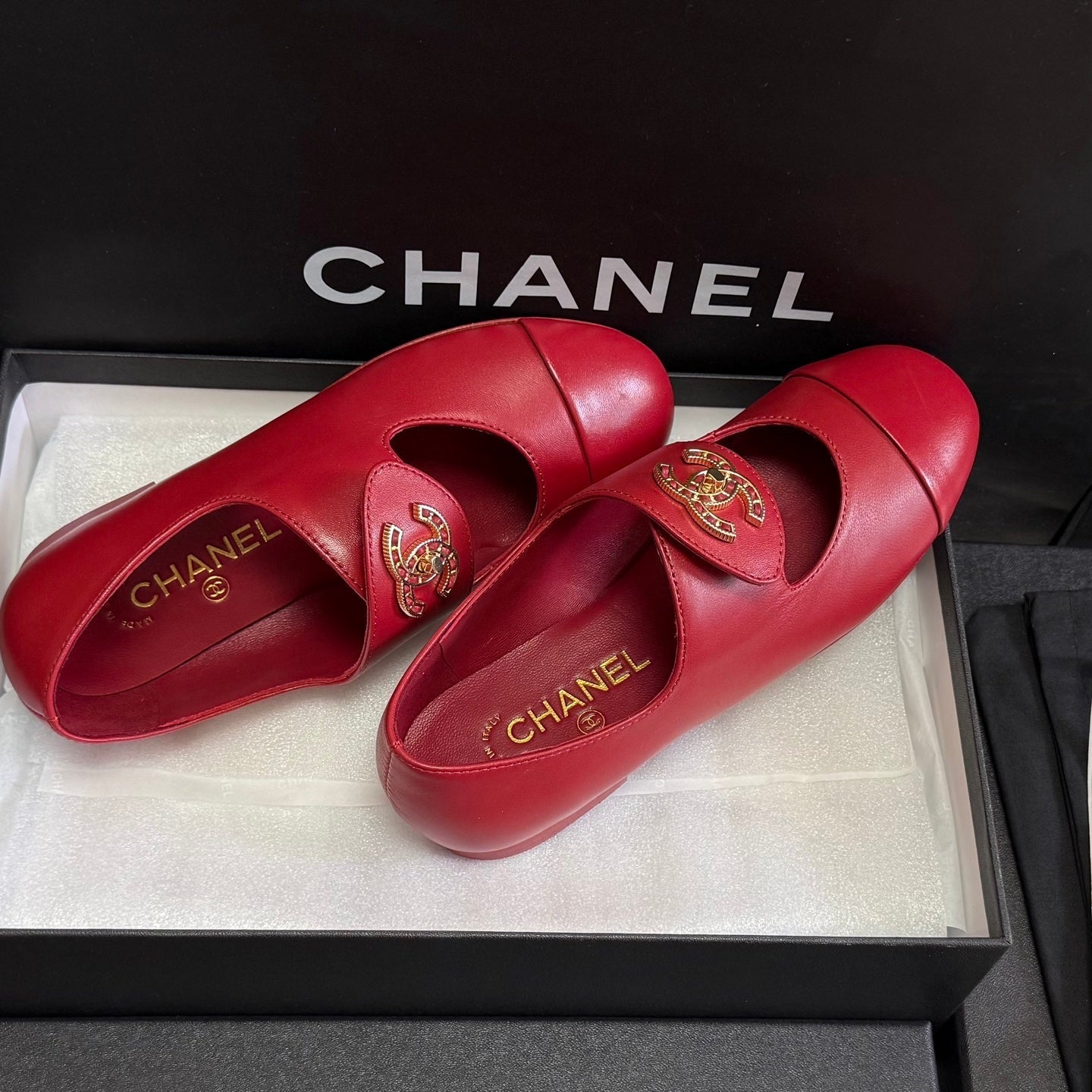 CHANEL 26S MARY JANE FLATS IN RED CALFSKIN WITH GOLD TONE CC LOGO