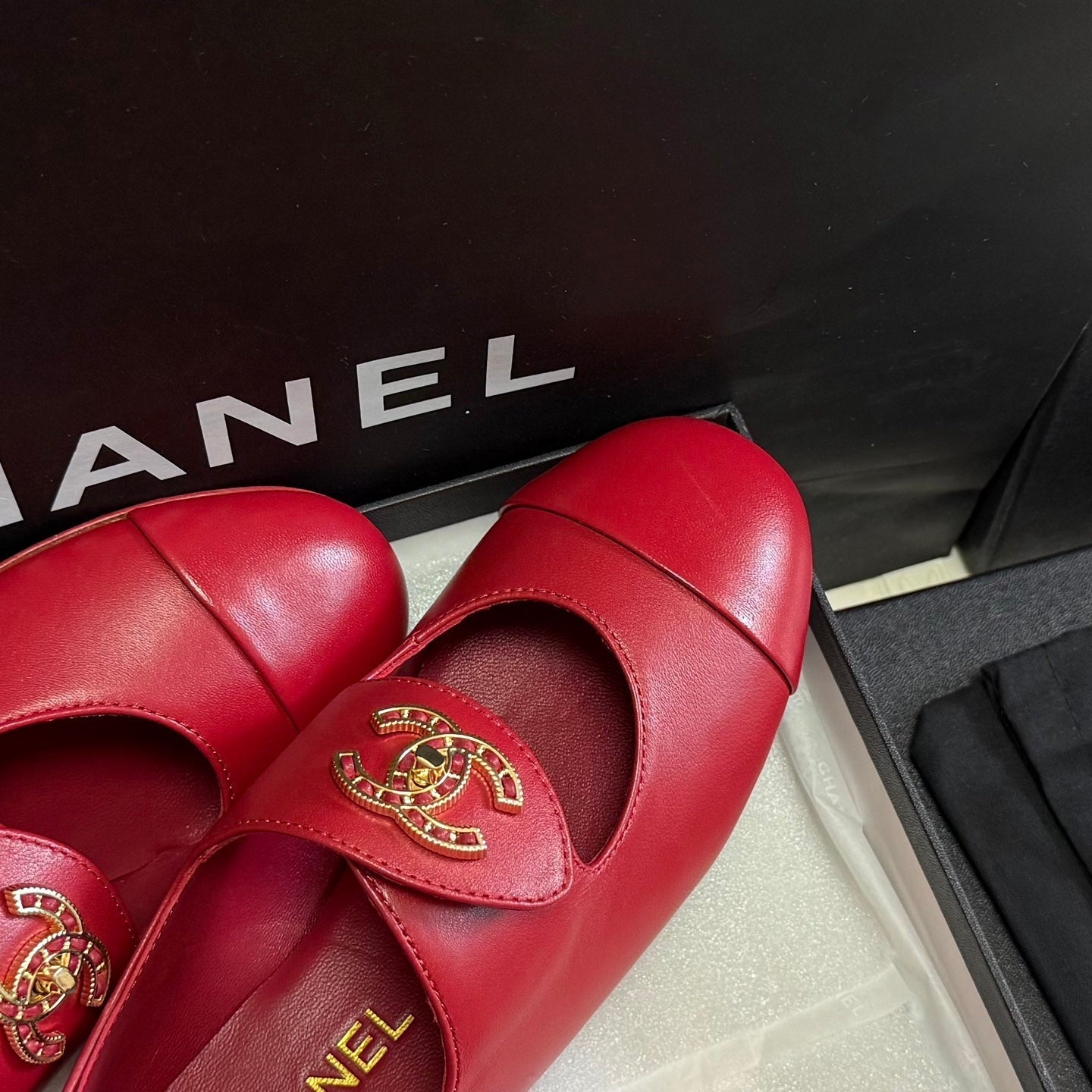 CHANEL 26S MARY JANE FLATS IN RED CALFSKIN WITH GOLD TONE CC LOGO