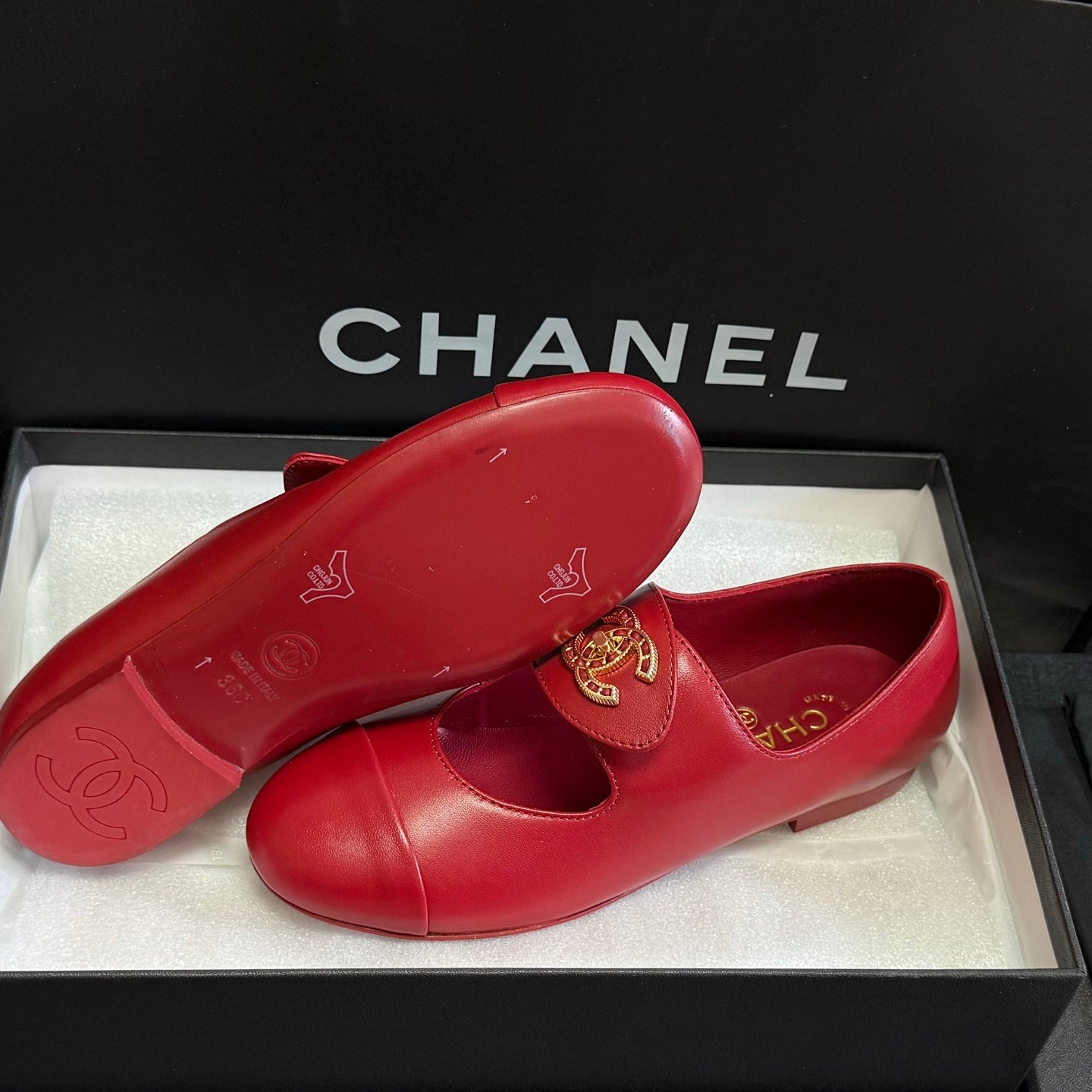 CHANEL 26S MARY JANE FLATS IN RED CALFSKIN WITH GOLD TONE CC LOGO