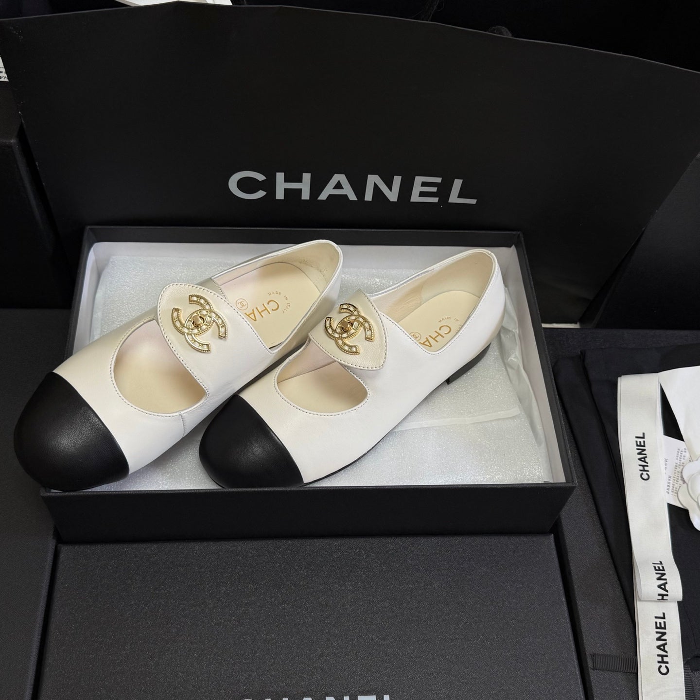 CHANEL 26S MARY JANE FLATS IN WHITE AND BLACK CALFSKIN WITH GOLD TONE CC LOGO