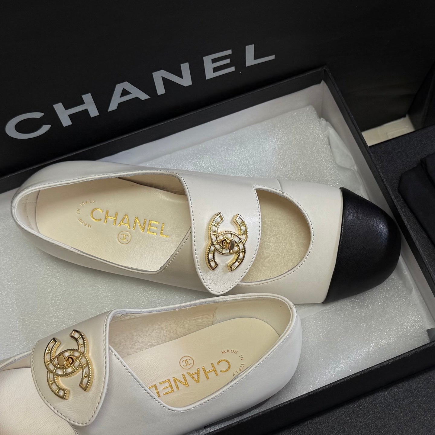 CHANEL 26S MARY JANE FLATS IN WHITE AND BLACK CALFSKIN WITH GOLD TONE CC LOGO