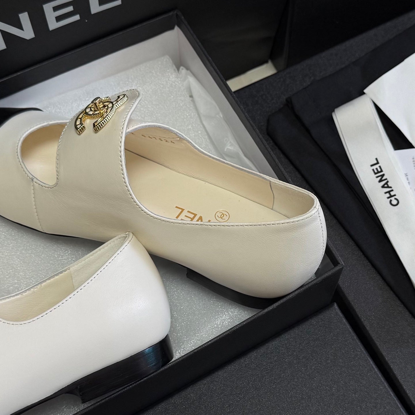 CHANEL 26S MARY JANE FLATS IN WHITE AND BLACK CALFSKIN WITH GOLD TONE CC LOGO