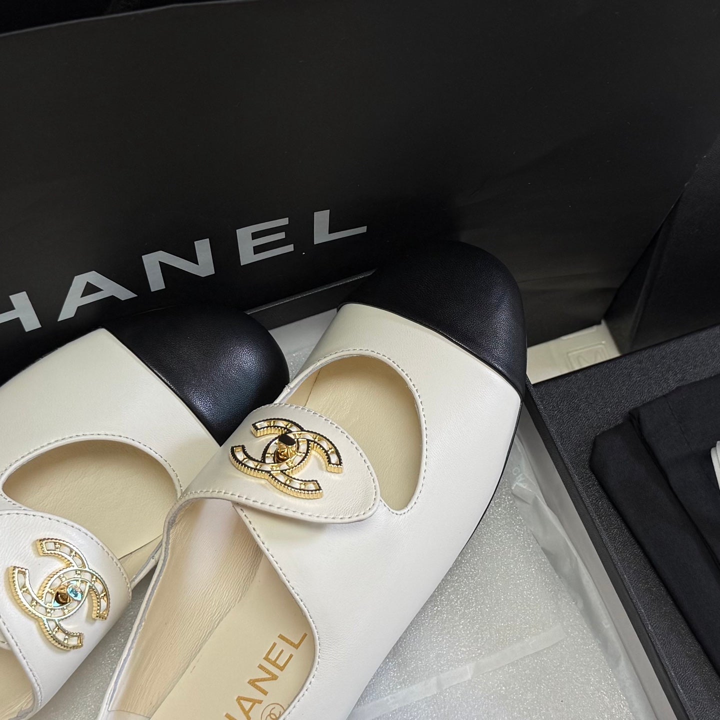 CHANEL 26S MARY JANE FLATS IN WHITE AND BLACK CALFSKIN WITH GOLD TONE CC LOGO