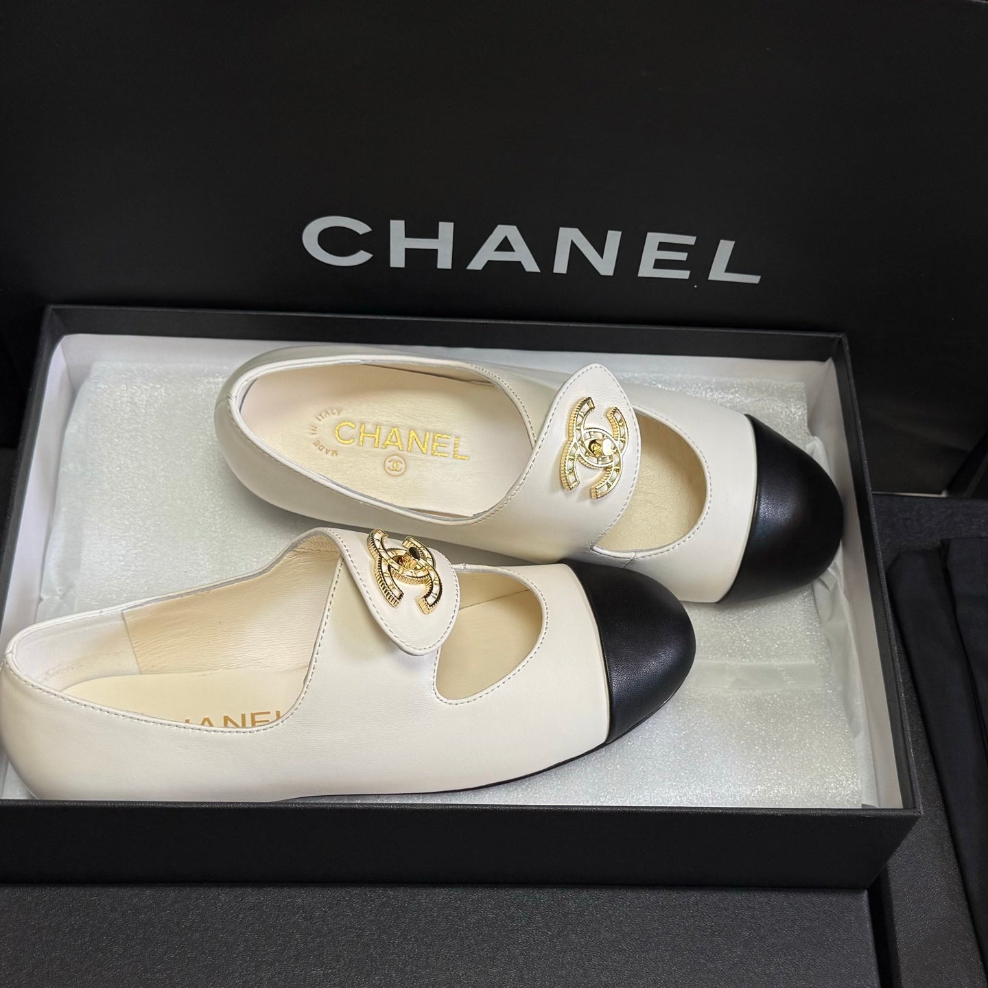 CHANEL 26S MARY JANE FLATS IN WHITE AND BLACK CALFSKIN WITH GOLD TONE CC LOGO
