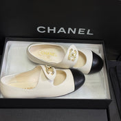 CHANEL 26S MARY JANE FLATS IN WHITE AND BLACK CALFSKIN WITH GOLD TONE CC LOGO