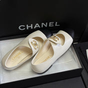 CHANEL 26S MARY JANE FLATS IN WHITE AND BLACK CALFSKIN WITH GOLD TONE CC LOGO