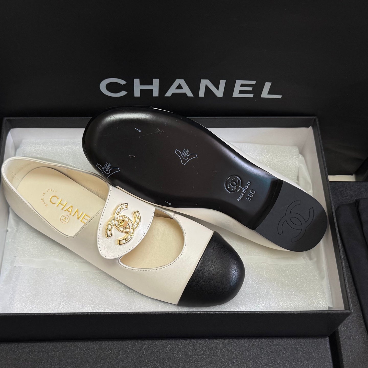 CHANEL 26S MARY JANE FLATS IN WHITE AND BLACK CALFSKIN WITH GOLD TONE CC LOGO