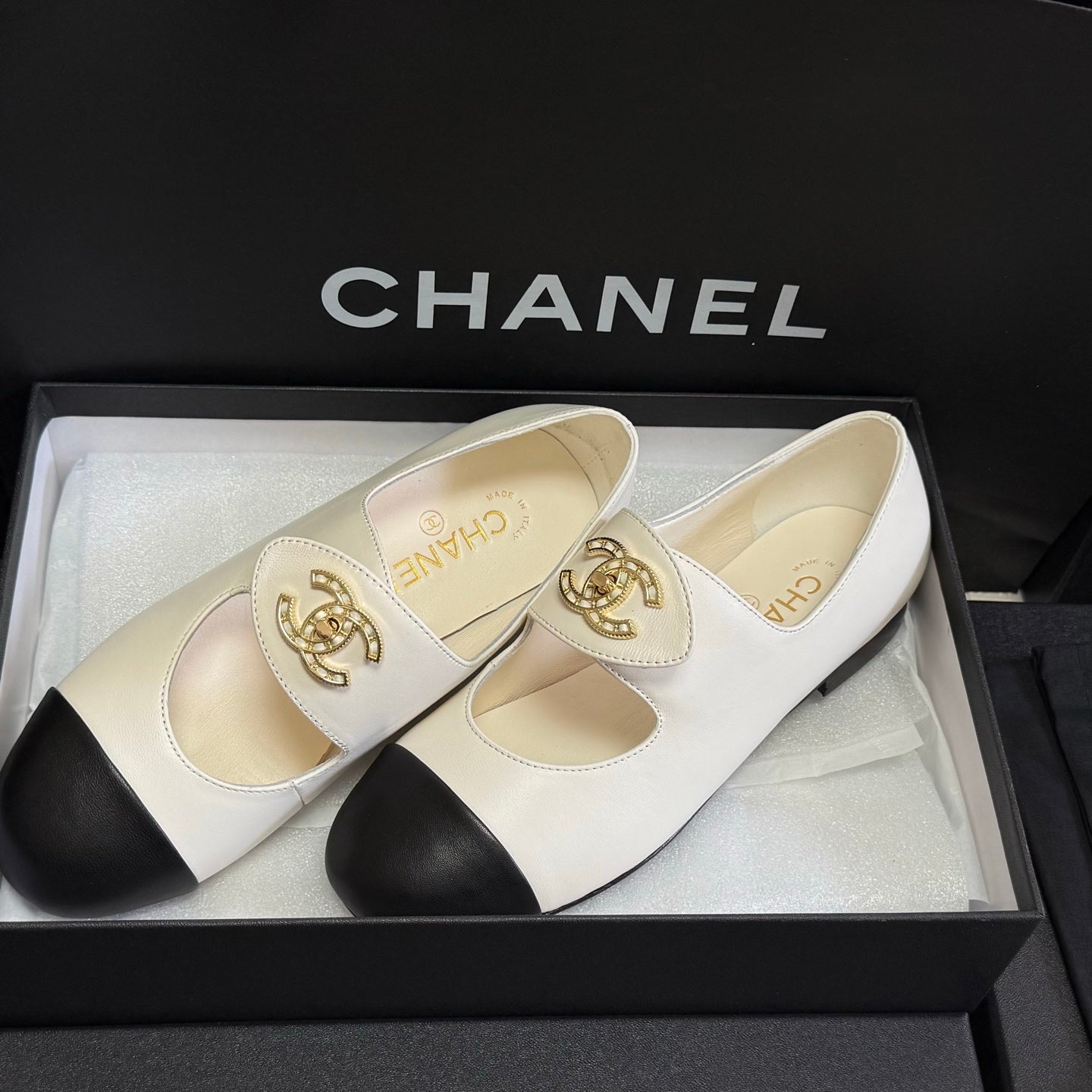 CHANEL 26S MARY JANE FLATS IN WHITE AND BLACK CALFSKIN WITH GOLD TONE CC LOGO