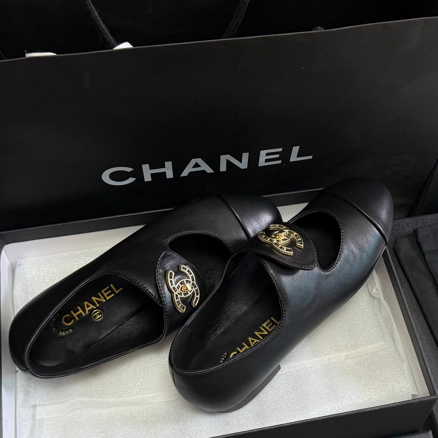 CHANEL 26S MARY JANE FLATS IN BLACK CALFSKIN WITH GOLD TONE CC LOGO