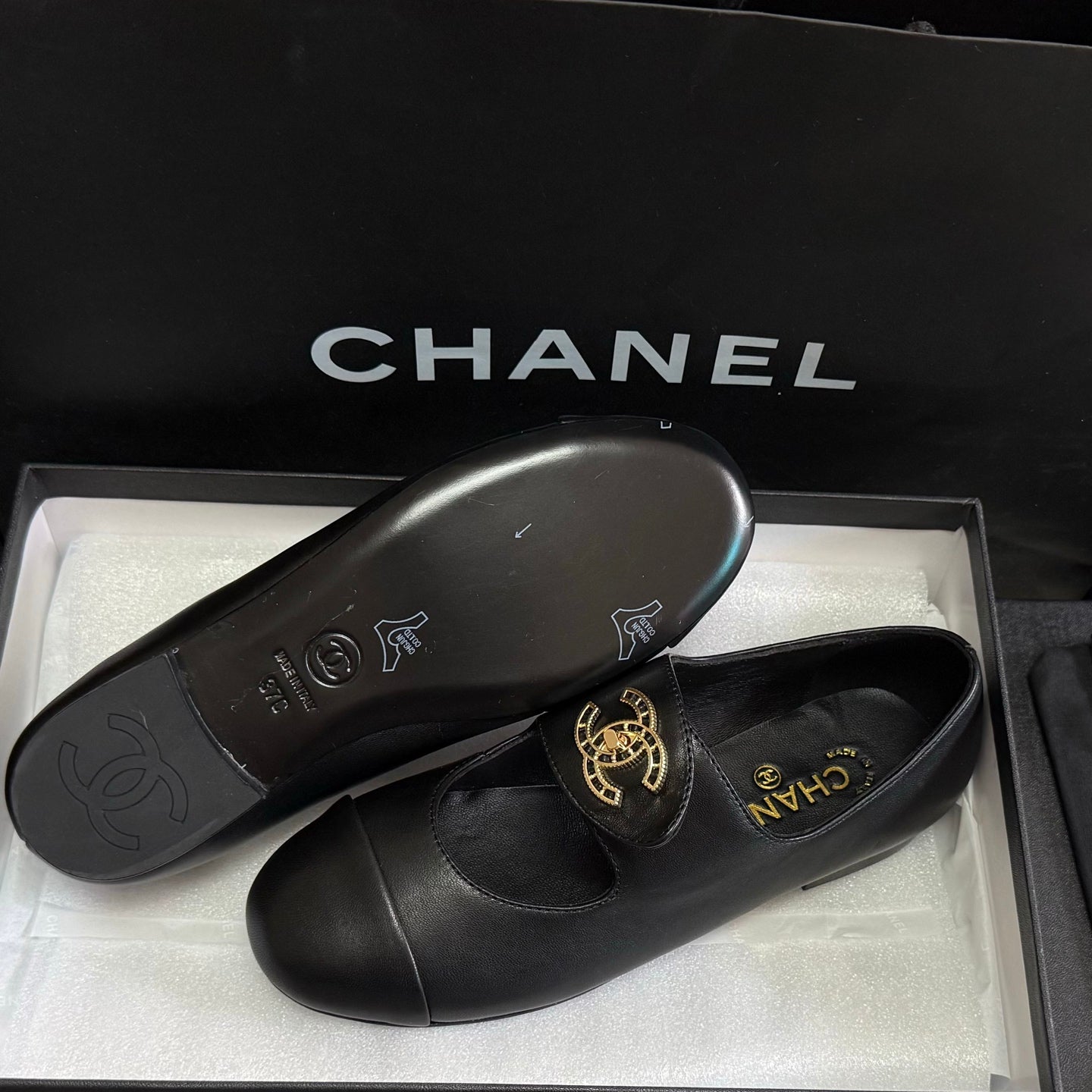 CHANEL 26S MARY JANE FLATS IN BLACK CALFSKIN WITH GOLD TONE CC LOGO