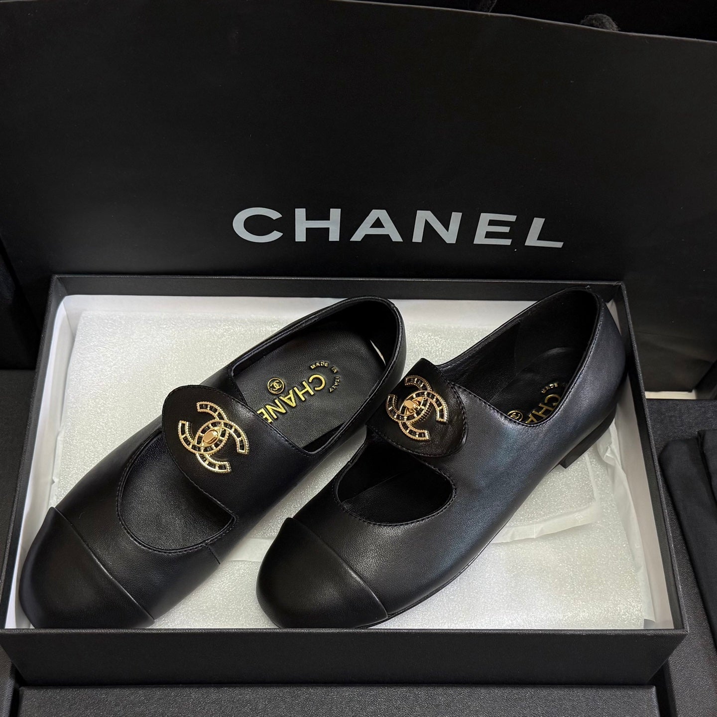 CHANEL 26S MARY JANE FLATS IN BLACK CALFSKIN WITH GOLD TONE CC LOGO