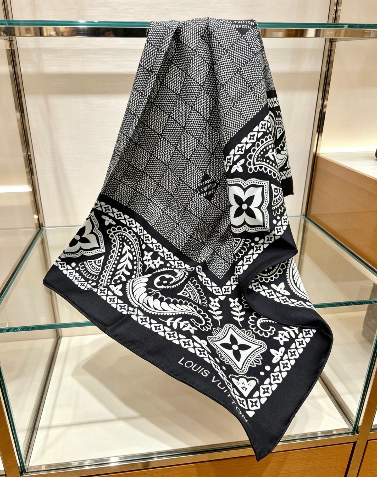 LV 26S SCARF 90 IN SILK 318387