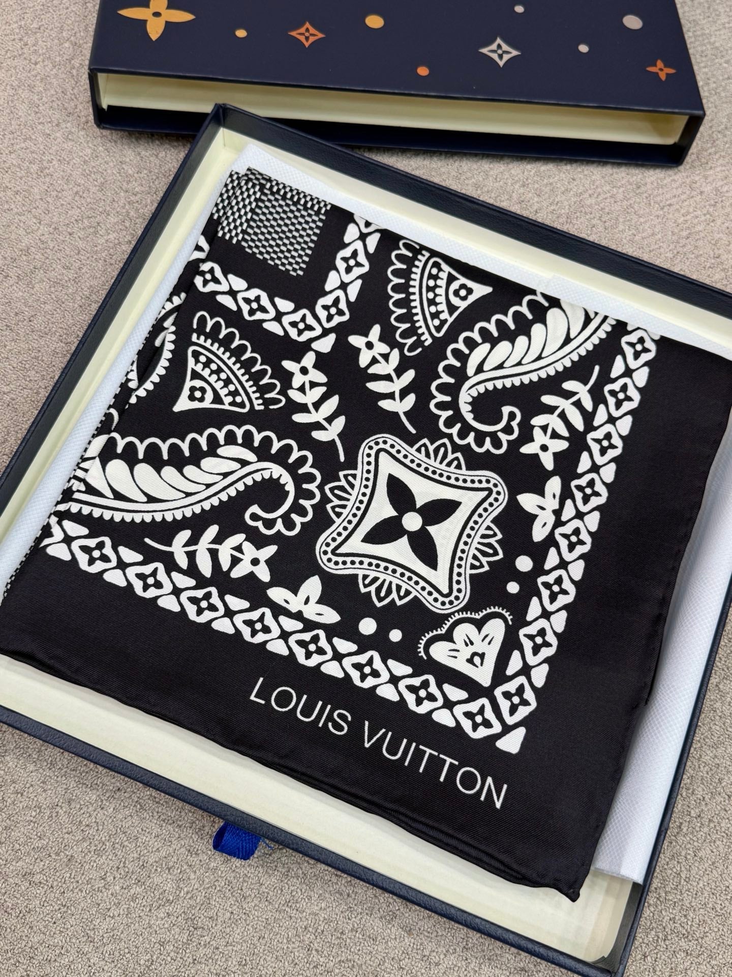 LV 26S SCARF 90 IN SILK 318387