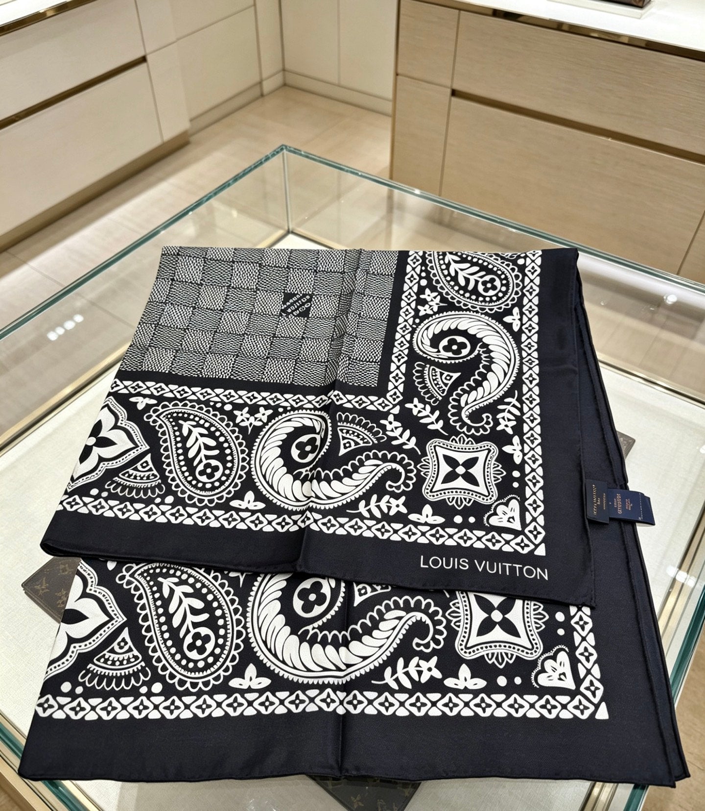 LV 26S SCARF 90 IN SILK 318387