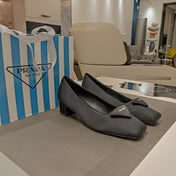 TRIANGLE LOGO PUMPS IN BLACK SATIN