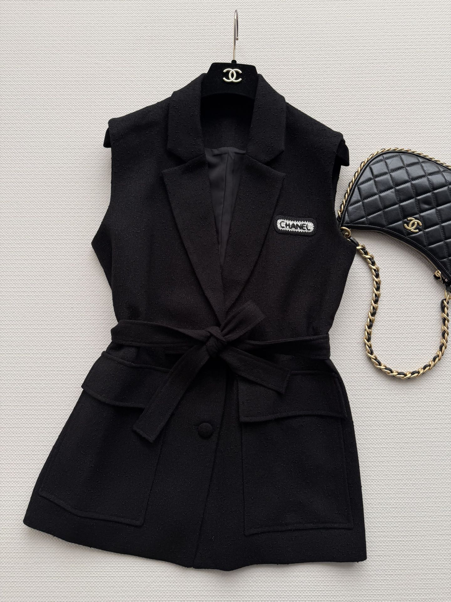 CHANEL 26S SLEEVELESS BLAZER 708