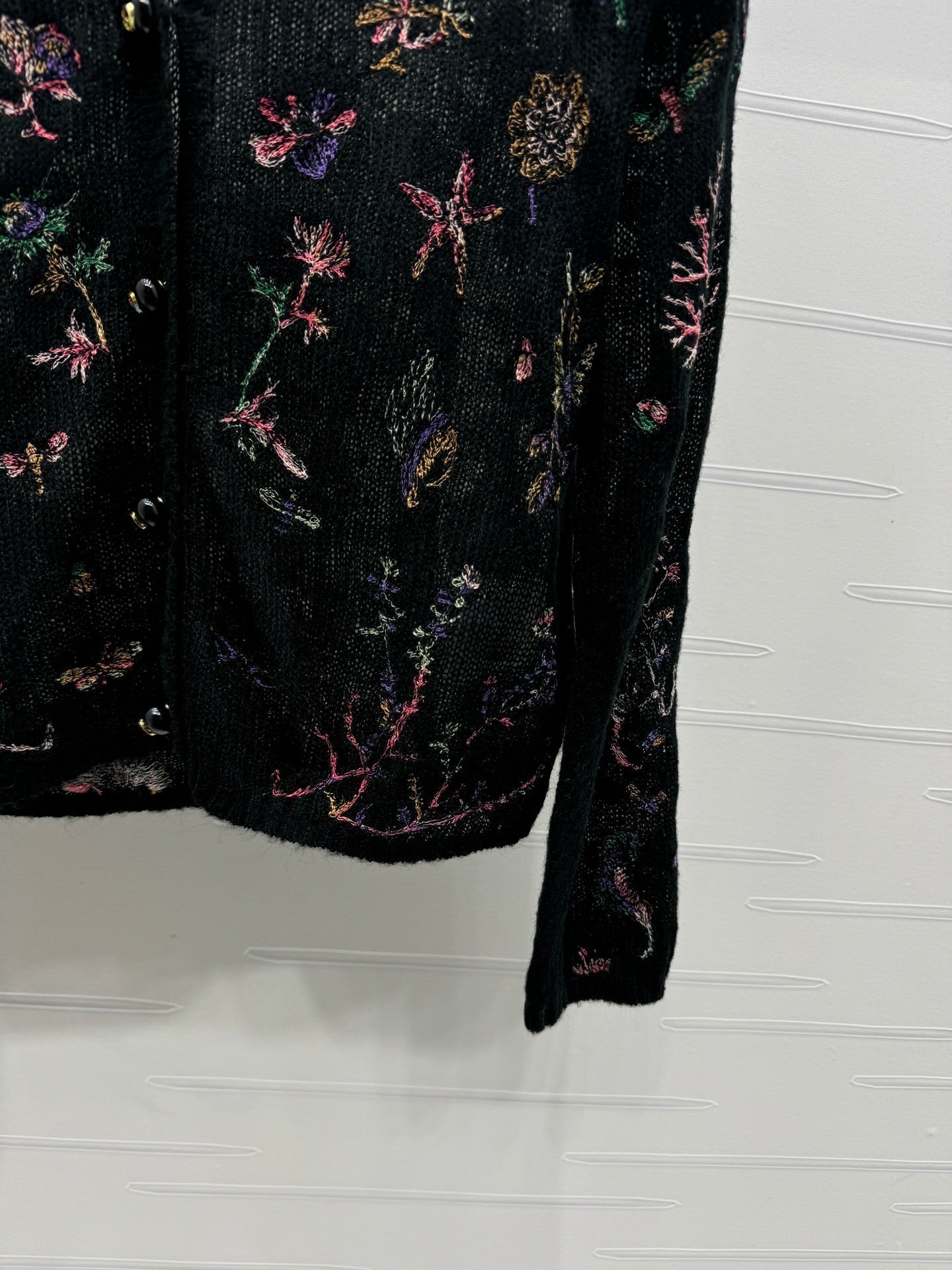 DIOR KNITTED V-NECK FLORAL EMBROIDERED CARDIGAN 276698