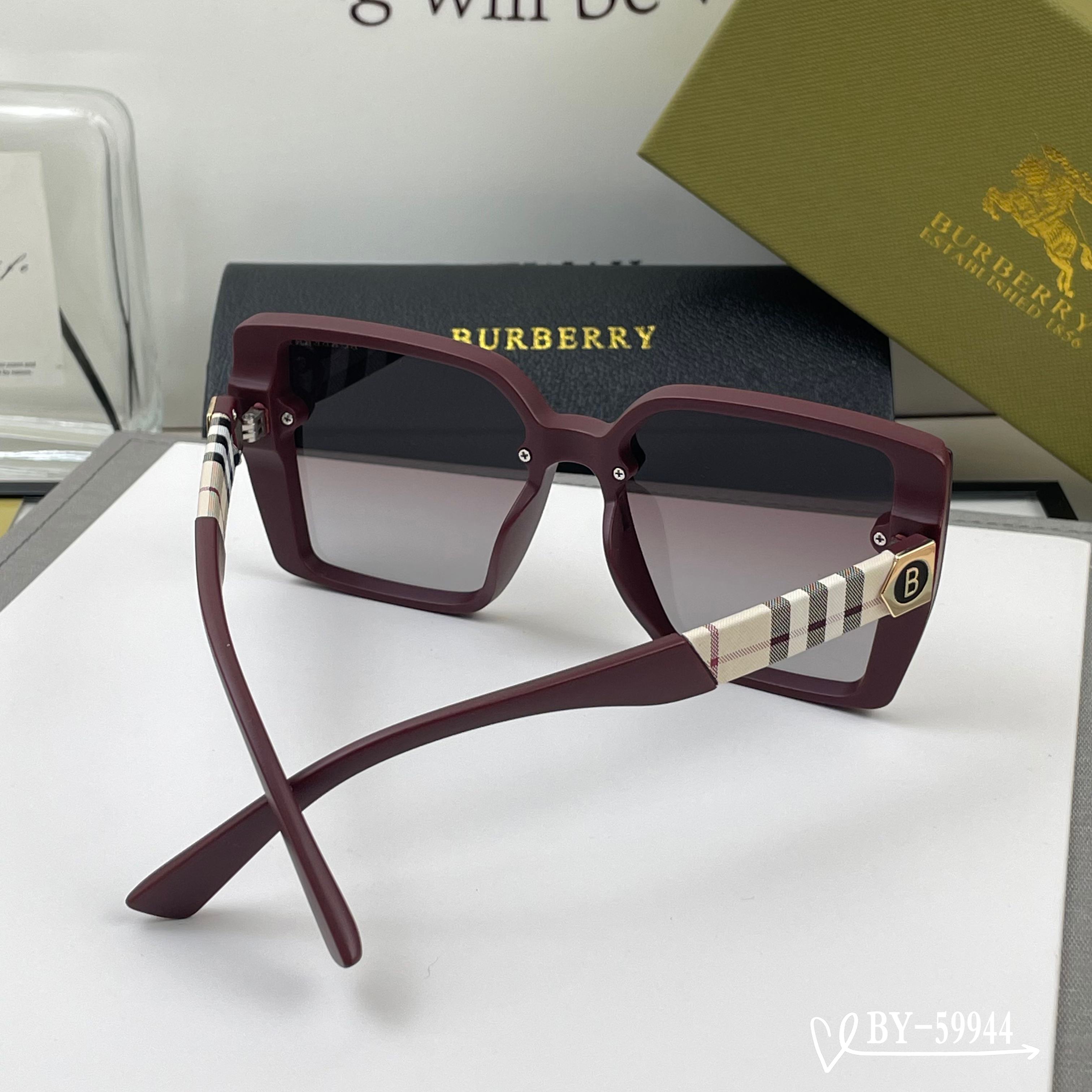 BURBERRY 26S OVERSIZED SQUARE FRAME IN ACETATE 409959