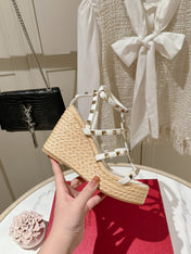 ROCKSTUD ANKLE STRAP WEDGE SANDAL IN WHITE CALFSKIN LEATHER 95 MM