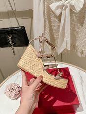 ROCKSTUD ANKLE STRAP WEDGE SANDAL IN CREPE PINK CALFSKIN LEATHER 95 MM