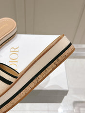 DWAY WEDGE SLIDES 45MM IN BEIGE AND BLACK FABRIC RAFFIA SOLE