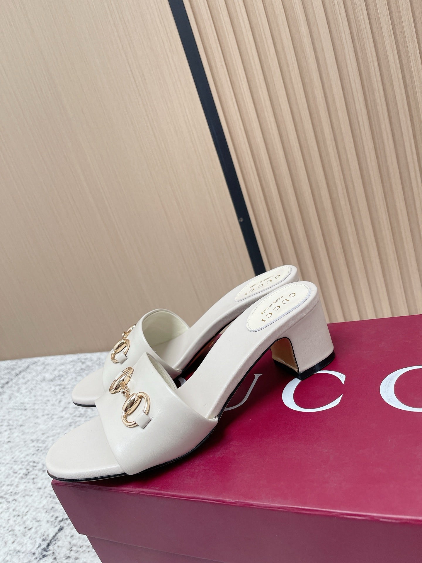 GUCCI 26S HORSEBIT MID-HEEL SANDALS IN CREAM WHITE CALFSKIN