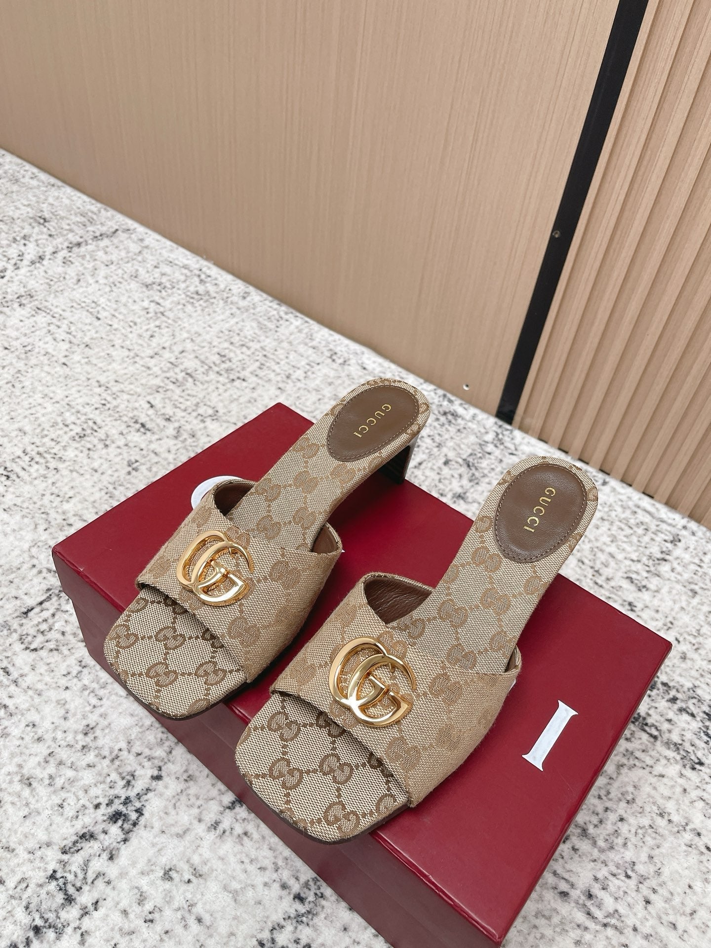 GUCCI 26S HIGH HEELS IN BEIGE CANVAS WITH GOLD HARDWARE