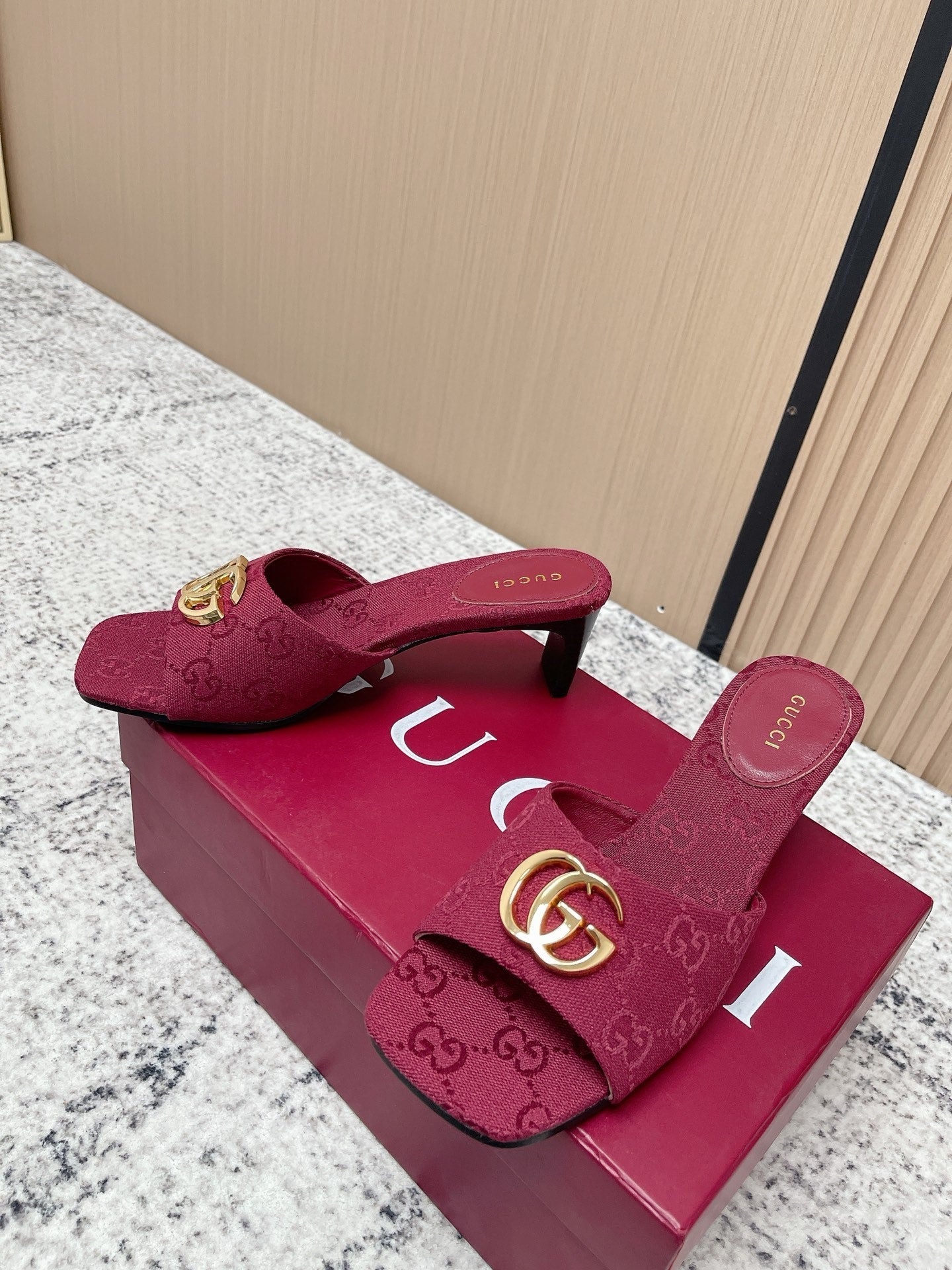 GUCCI 26S HIGH HEELS IN DARK RED CANVAS WITH GOLD HARDWARE