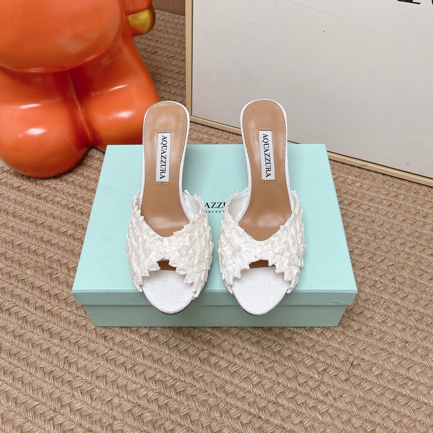AQUAZZURA 26S HEELED MULES 80 MM IN WHITE WOVEN RAFFIA