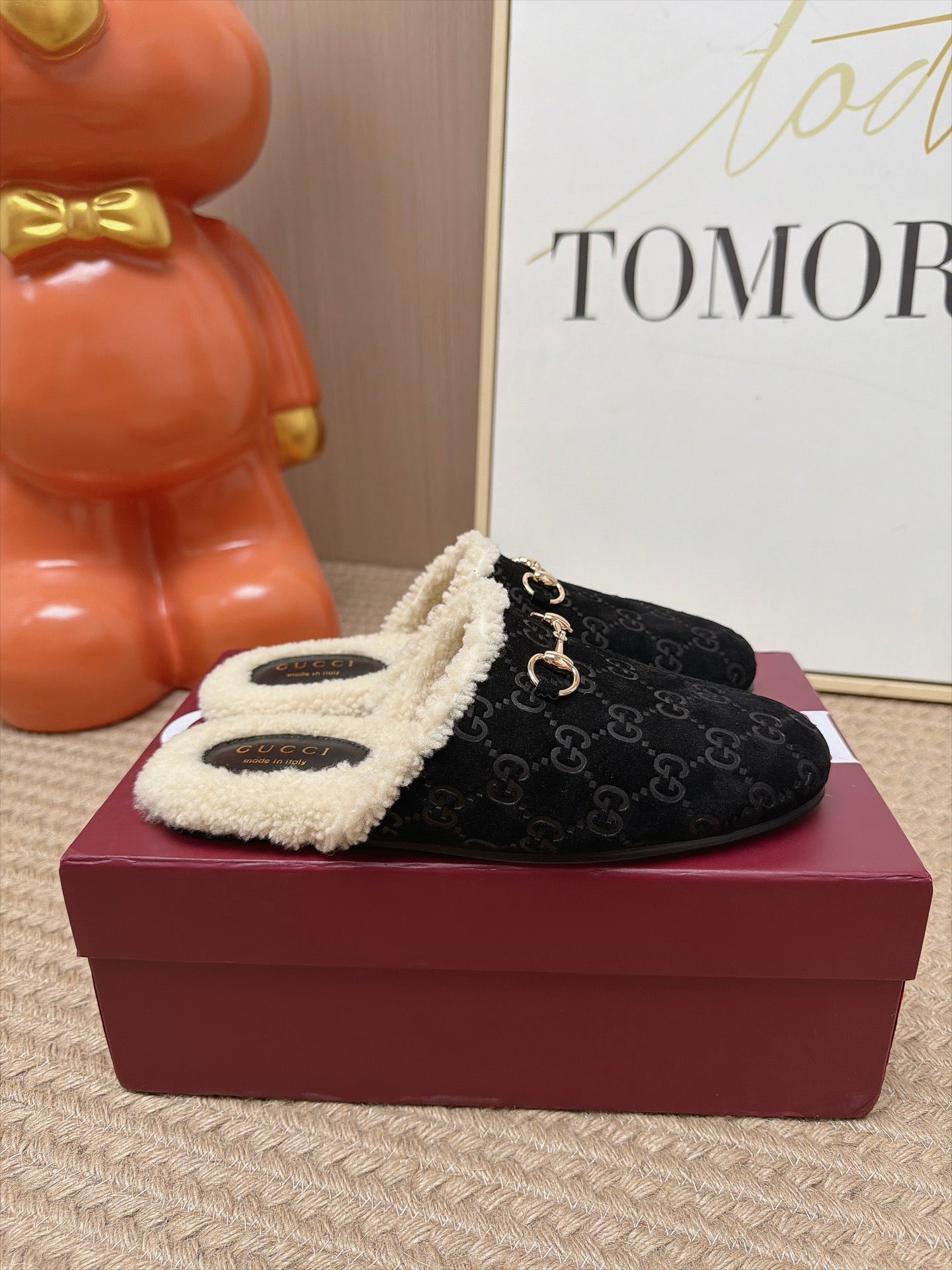 GUCCI 26S SHEARLING-LINED MULES IN BLACK SUEDE