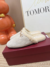 GUCCI 26S SHEARLING-LINED MULES IN OFF WHITE SUEDE