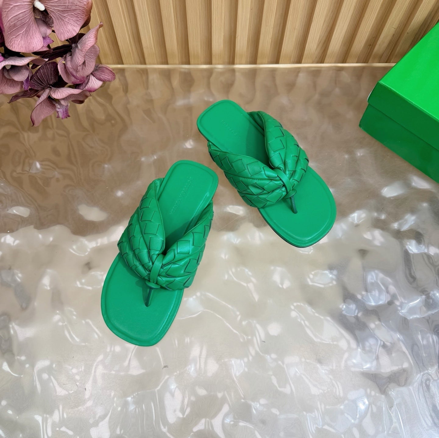 BOTTEGA VENETA 26S THONG SANDALS IN GREEN LAMBSKIN