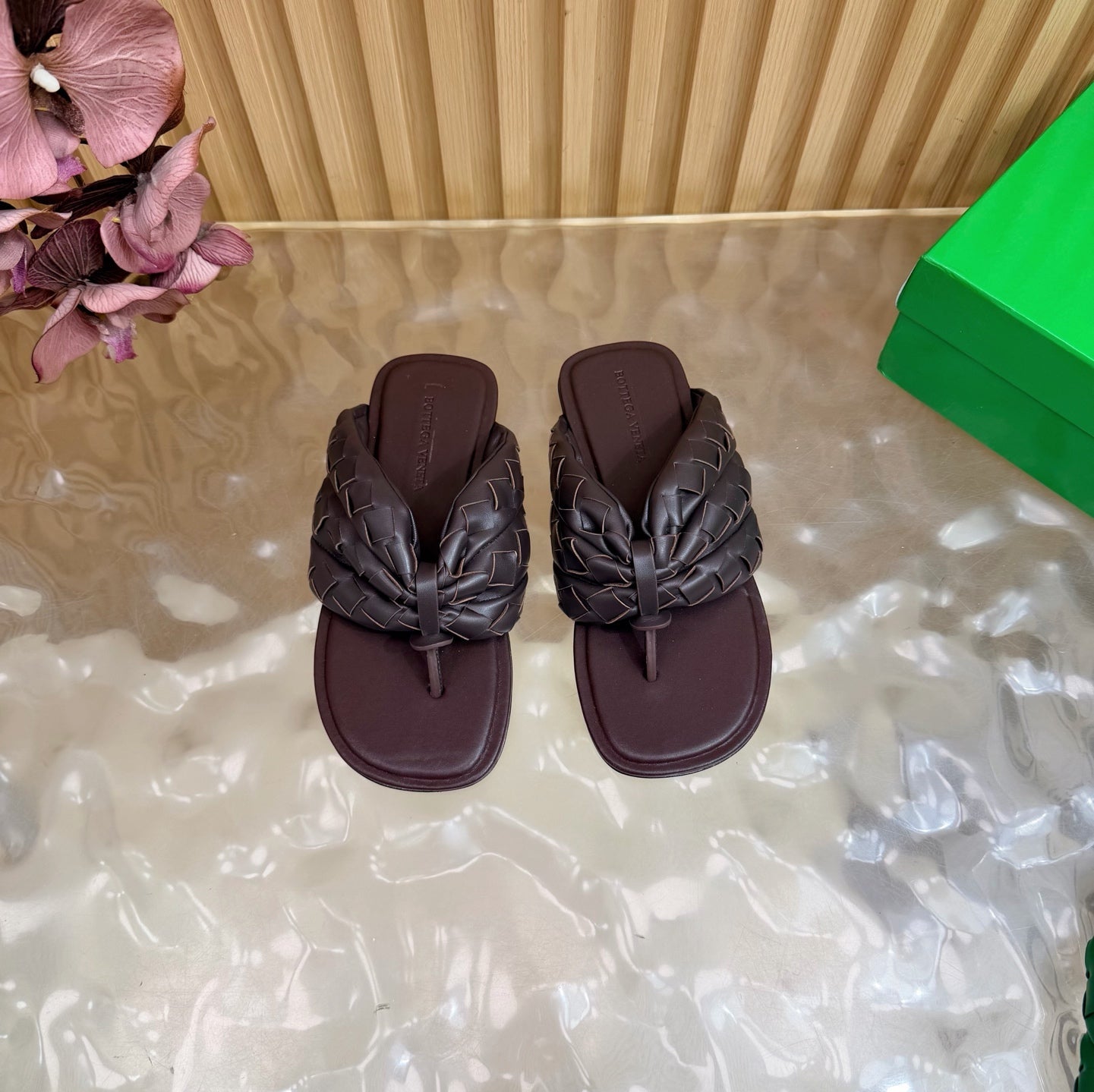 BOTTEGA VENETA 26S THONG SANDALS IN DARK BROWN LAMBSKIN