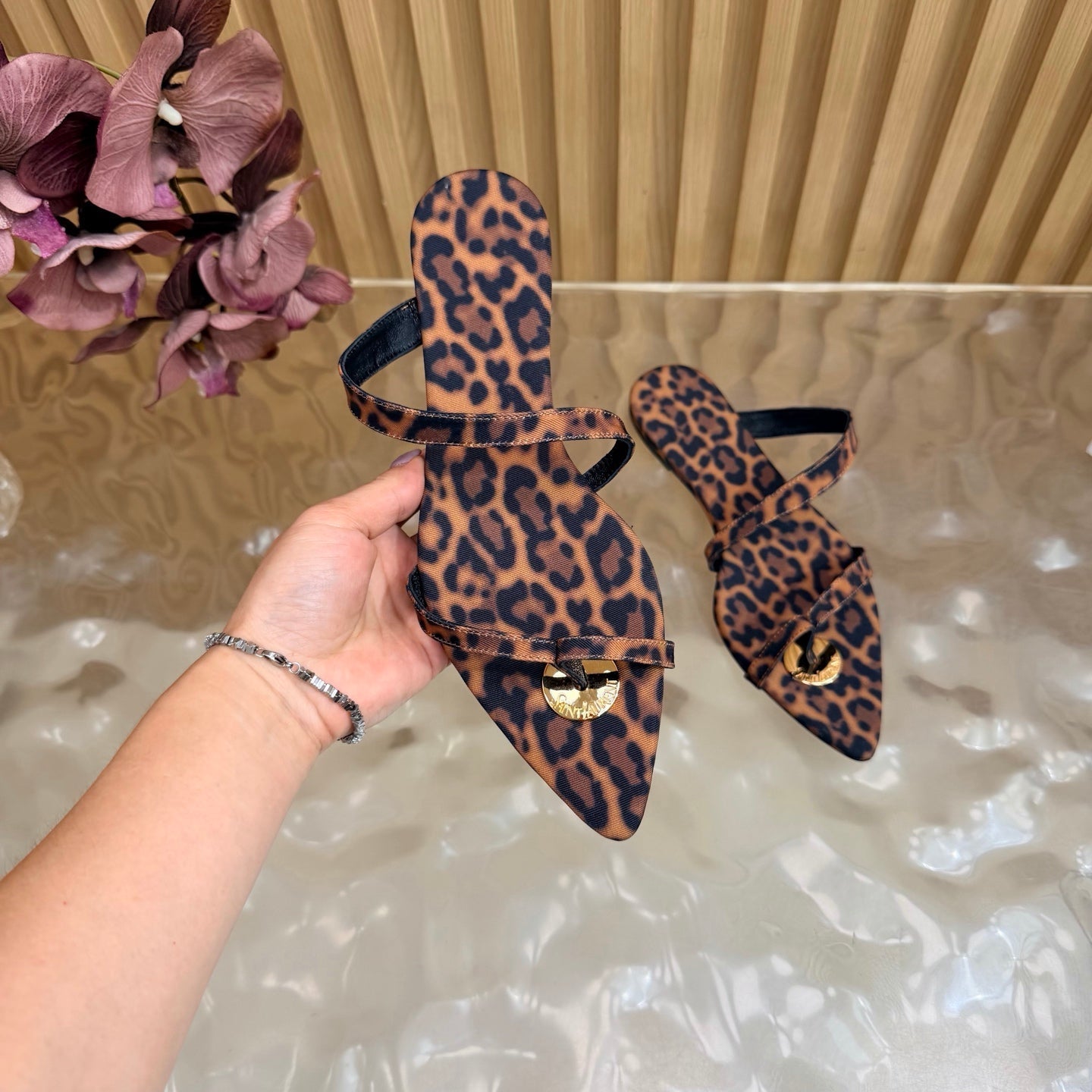 YSL 26S THONG SANDALS IN BROWN AND BLACK LEOPARD PRINT FABRIC