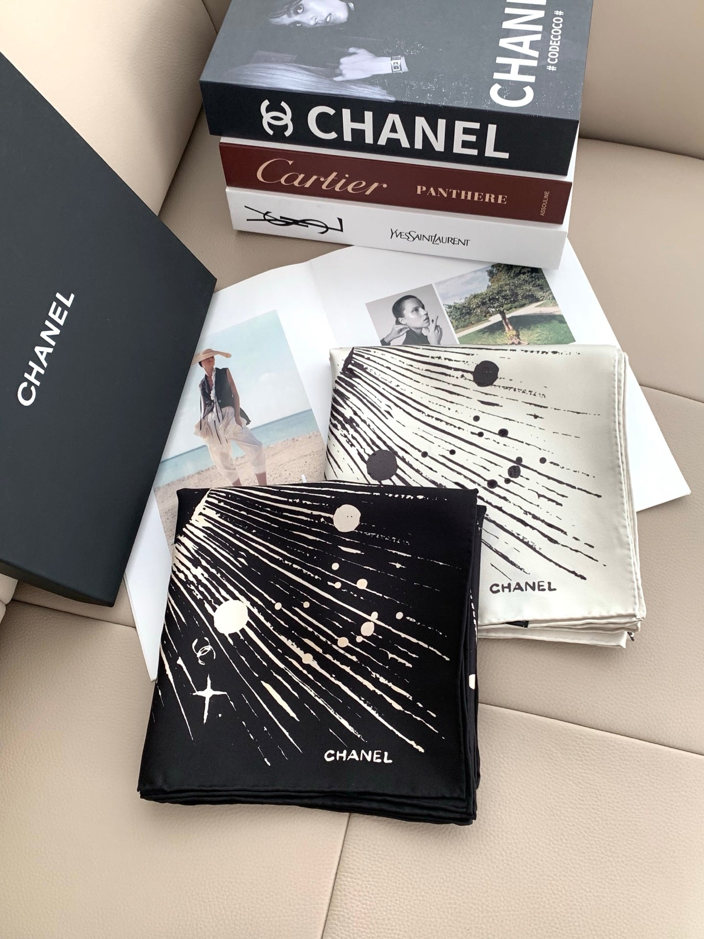 CHANEL 26S SCARF 90 IN SILK 311794