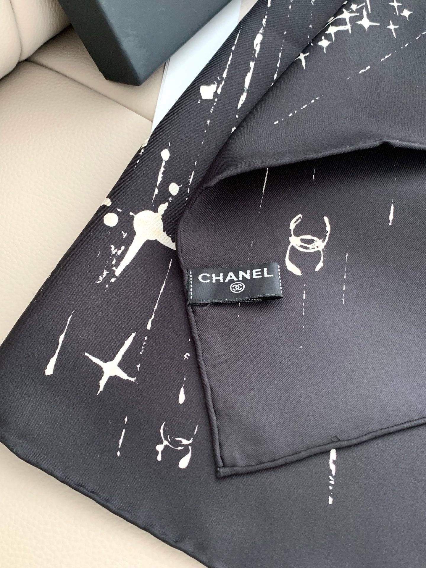 CHANEL 26S SCARF 90 IN SILK 311794