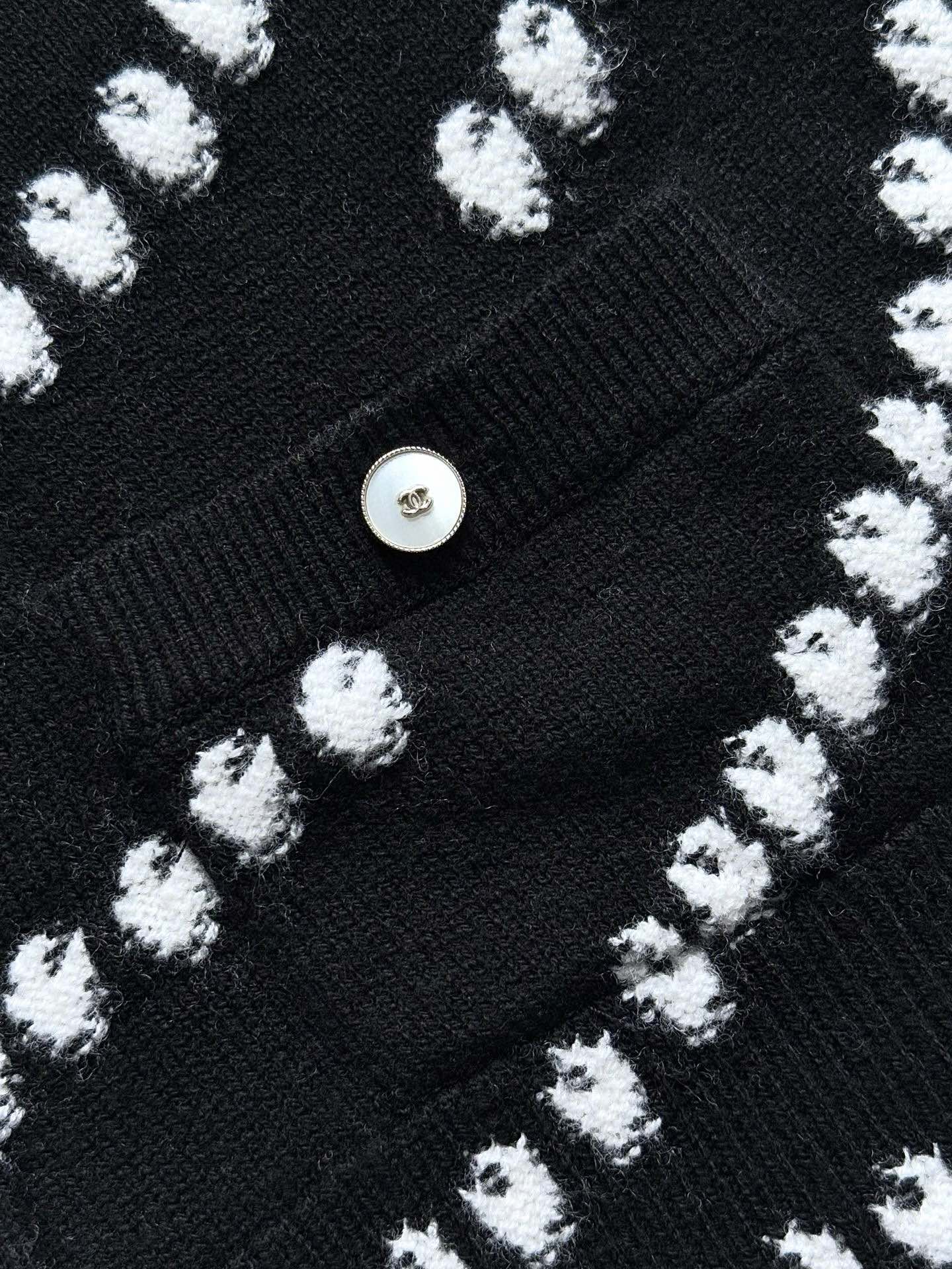 Chanel 25P Cardigan Black Mix White Cashmere 237301