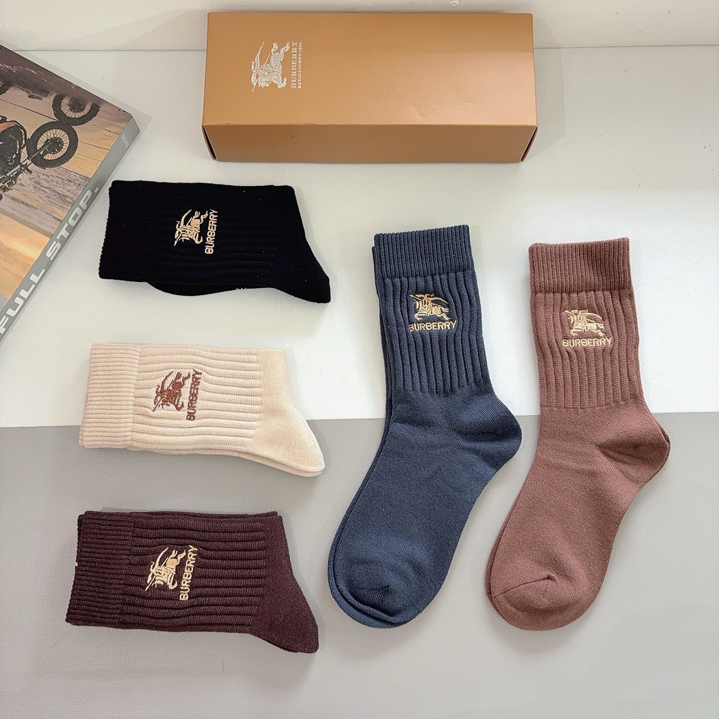 BURBERRY 26S CREW SOCKS 413872 (1 BOX)