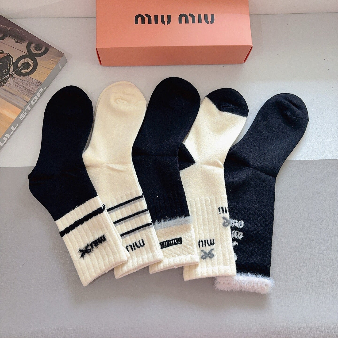 MIUMIU 26S CREW SOCKS 405318 (1 BOX)
