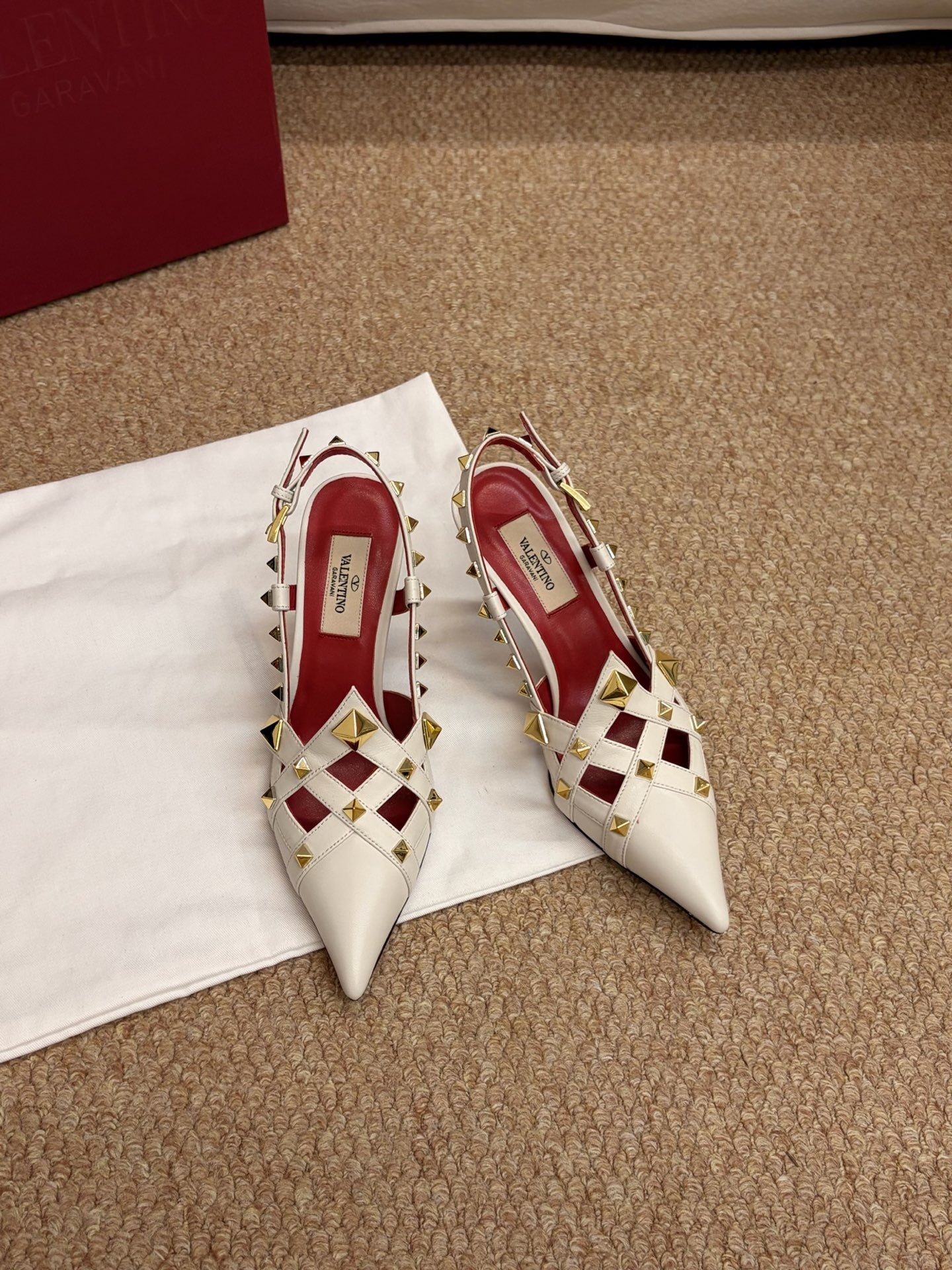 VALENTINO 26S ROCKSTUD SLINGBACK HEELS IN OFF-WHITE CALFSKIN