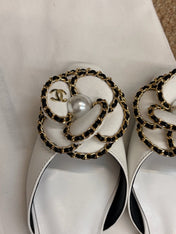 CHANEL 26S SLINGBACK FLATS IN WHITE CALFSKIN CAMELLIA PEARL