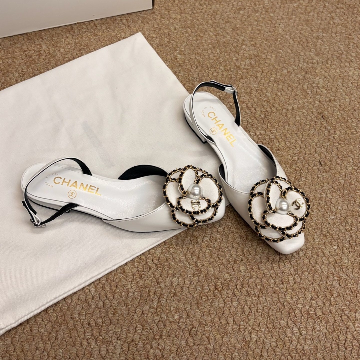 CHANEL 26S SLINGBACK FLATS IN WHITE CALFSKIN CAMELLIA PEARL