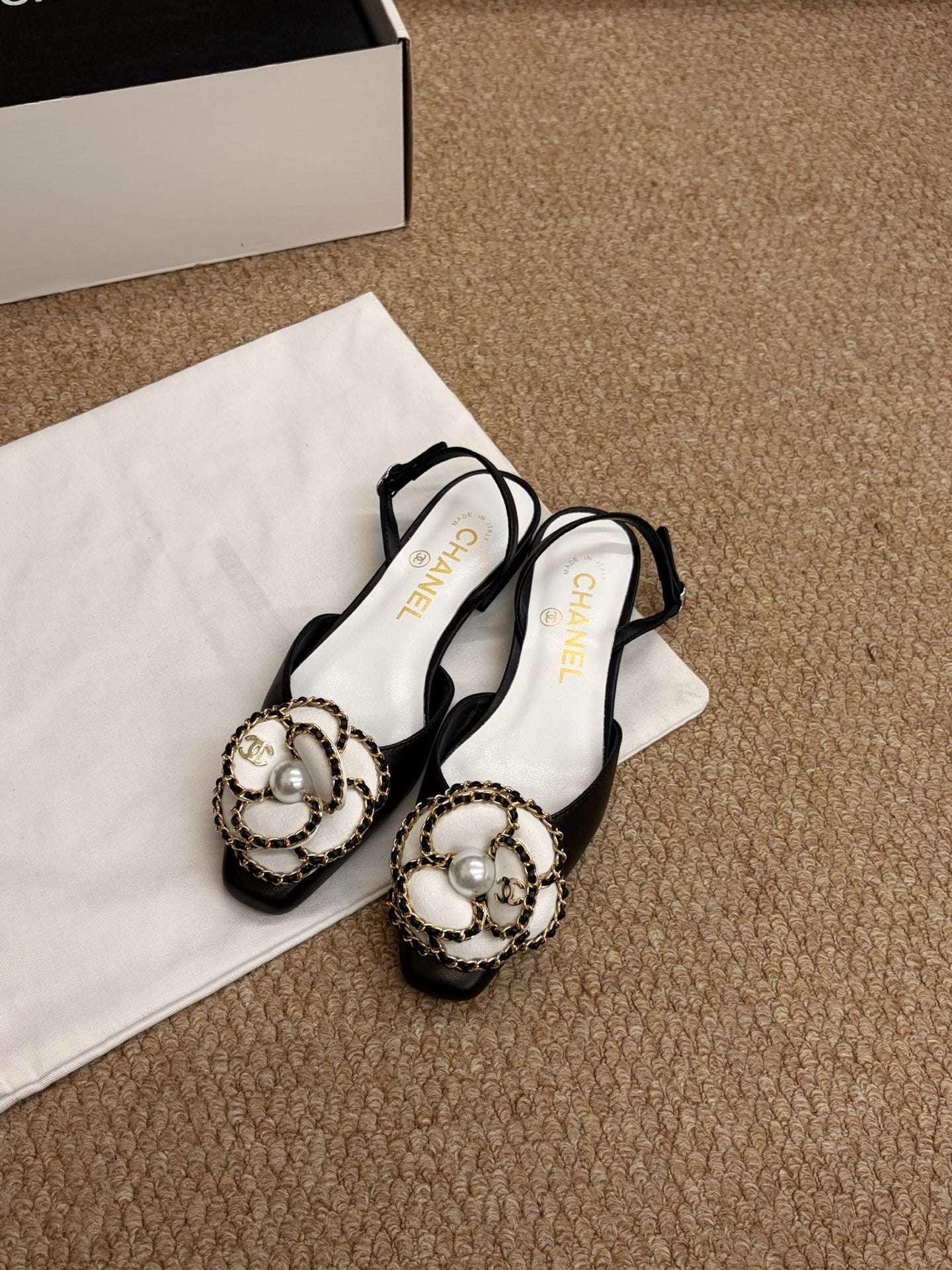 CHANEL 26S SLINGBACK FLATS IN BLACK CALFSKIN CAMELLIA PEARL