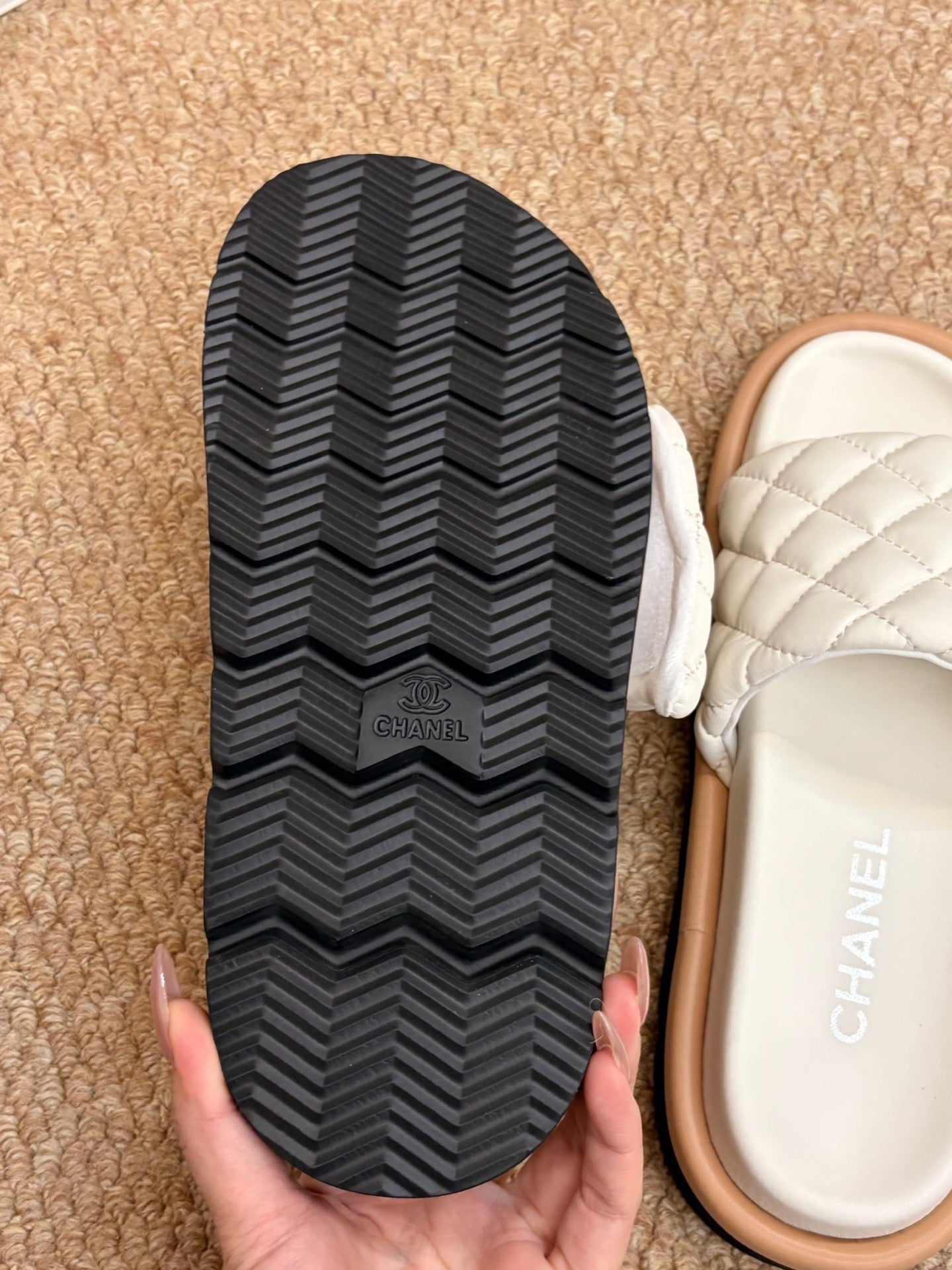 CHANEL 26S SLIDE SANDALS IN WHITE QUILTED CALFSKIN WITH LOGO PLAQUE