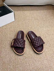 CHANEL 26S SLIDE SANDALS IN BURGUNDY RED QUILTED CALFSKIN WITH LOGO PLAQUE