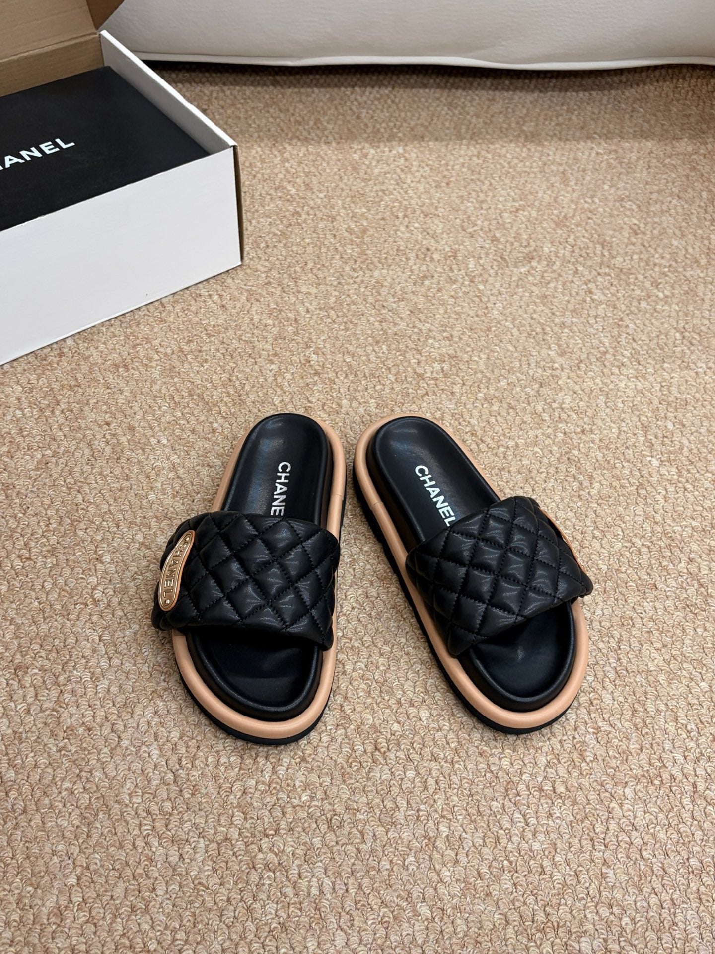 CHANEL 26S SLIDE SANDALS IN BLACK QUILTED CALFSKIN WITH LOGO PLAQUE